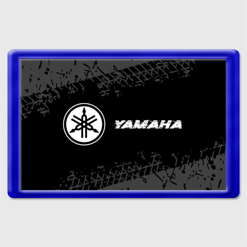 Магнит 45*70 Yamaha Speed на темном фоне со следами шин: надпись и символ, цвет синий