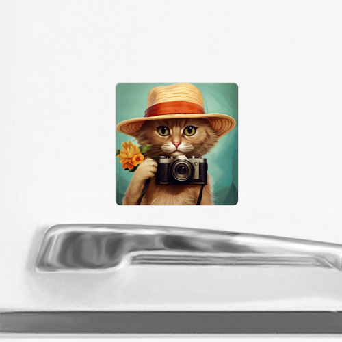 Магнит виниловый Квадрат Кот в соломенной шляпе с фотоаппаратом - фото 2