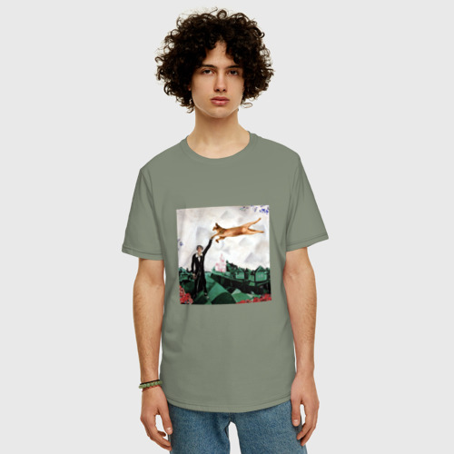 Мужская футболка хлопок Oversize с принтом Марк Шагал: прогулка с котом абиссинцем, фото на моделе #1