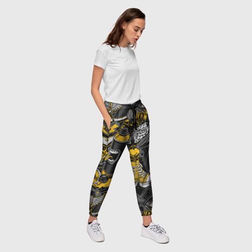 Женские брюки 3D с принтом Граффити free your self с кедами урбан стайл, вид сбоку #3