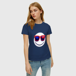 Футболка с принтом Смайлик в очках с сердечками для женщины, вид на модели спереди №2. Цвет основы: темно-синий
