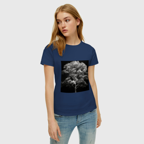 Женская футболка хлопок с принтом Призрачное дерево, фото на моделе #1
