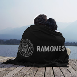 Плед с принтом Ramones glitch на темном фоне: надпись и символ для любого человека, вид спереди №3. Цвет основы: 3d (велсофт)