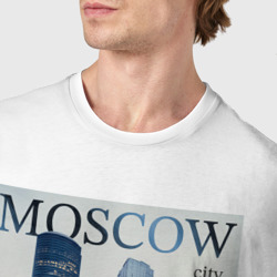 Футболка с принтом Moscow city обложка журнала для мужчины, вид на модели спереди №4. Цвет основы: белый