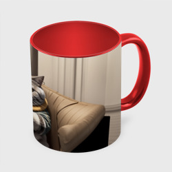 Кружка с принтом Кот сидит на диване с напитком для любого человека, вид спереди №3. Цвет основы: белый + красный