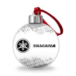 Ёлочный шар Yamaha Speed на светлом фоне со следами шин: надпись и символ