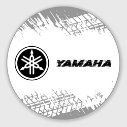 Круглый коврик для мышки Yamaha Speed на светлом фоне со следами шин: надпись и символ