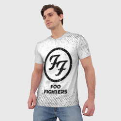 Футболка с принтом Foo Fighters с потертостями на светлом фоне для женщины, вид на модели спереди №2. Цвет основы: белый