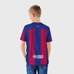 Футболка с принтом ФК Барселона форма 23/24 домашняя для ребенка, вид на модели сзади №2. Цвет основы: белый