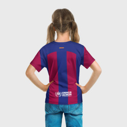 Футболка с принтом ФК Барселона форма 23/24 домашняя для ребенка, вид на модели сзади №3. Цвет основы: белый
