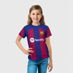 Футболка с принтом ФК Барселона форма 23/24 домашняя для ребенка, вид на модели спереди №3. Цвет основы: белый