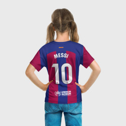 Футболка с принтом Лионель Месси Барселона форма 23-24 домашняя для ребенка, вид на модели сзади №3. Цвет основы: белый