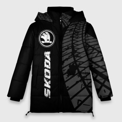 Женская зимняя куртка Oversize Skoda Speed на темном фоне со следами шин: по-вертикали