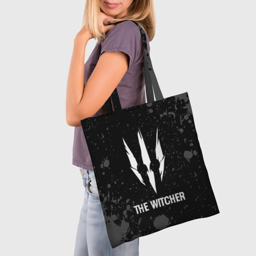 Шоппер 3D с принтом The Witcher glitch на темном фоне, фото на моделе #1