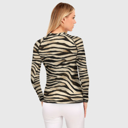 Рашгард с принтом Шкура зебры и белого тигра для женщины, вид на модели сзади №2. Цвет основы: белый