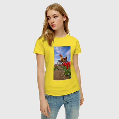 Женская футболка хлопок с принтом Петух на велосипеде, фото на моделе #1