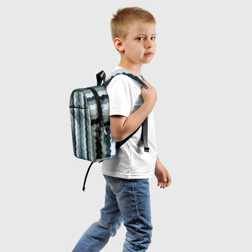 Детский рюкзак 3D с принтом Широкие полосы тёмно-зелёный, вид сзади #1