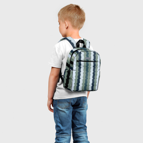 Детский рюкзак 3D с принтом Широкие полосы тёмно-зелёный, фото на моделе #1
