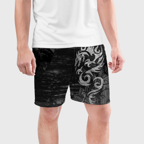 Мужские шорты спортивные с принтом Оттенки серого дракон, фото на моделе #1