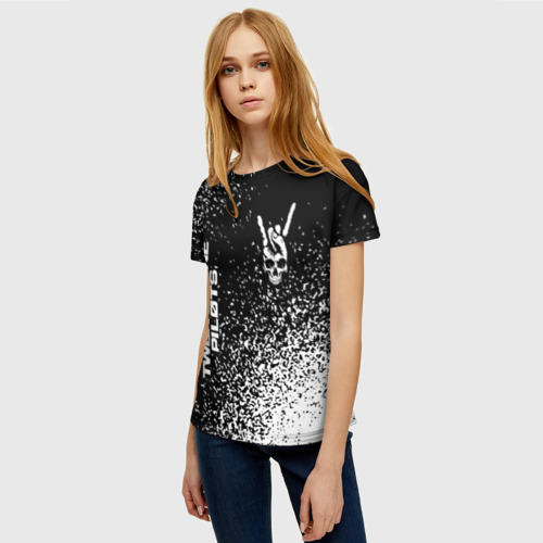 Женская футболка 3D с принтом Twenty One Pilots и рок символ на темном фоне, фото на моделе #1