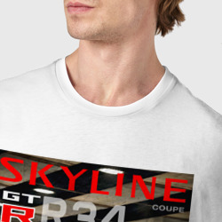 Футболка с принтом Nissan Skyline GTR R34 обложка журнала для мужчины, вид на модели спереди №4. Цвет основы: белый