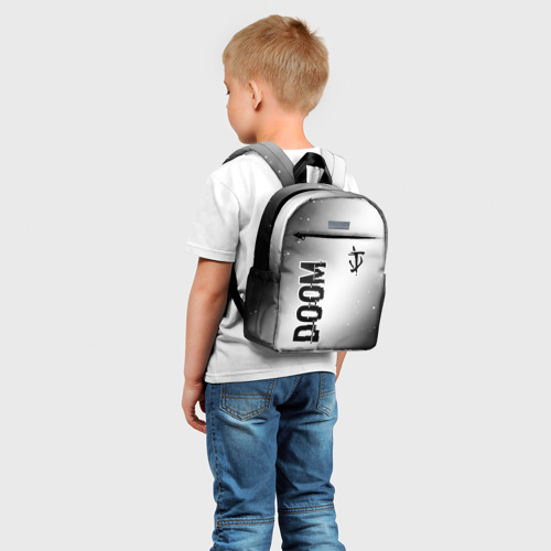 Детский рюкзак 3D с принтом Doom glitch на светлом фоне: надпись, символ, фото на моделе #1