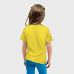 Футболка с принтом Милый лисёнок просит обнимашки для ребенка, вид на модели сзади №3. Цвет основы: желтый