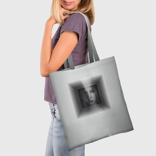 Шоппер 3D с принтом Взгляд девушки с рамки, фото на моделе #1