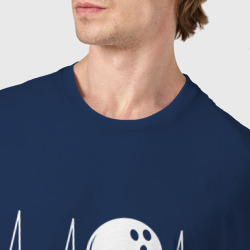 Футболка с принтом Боулинг в сердце, шар для мужчины, вид на модели спереди №4. Цвет основы: темно-синий