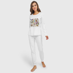 Пижама с принтом Цветение и птички для женщины, вид на модели спереди №2. Цвет основы: белый