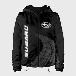 Женская куртка 3D Subaru Speed на темном фоне со следами шин: надпись, символ