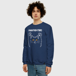 Свитшот с принтом Foo Fighters rock cat для мужчины, вид на модели спереди №2. Цвет основы: темно-синий