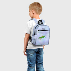 Рюкзак с принтом Кузнечик зеленый для ребенка, вид на модели спереди №2. Цвет основы: белый