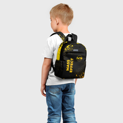 Детский рюкзак 3D с принтом Mass Effect - gold gradient: надпись, символ, фото на моделе #1