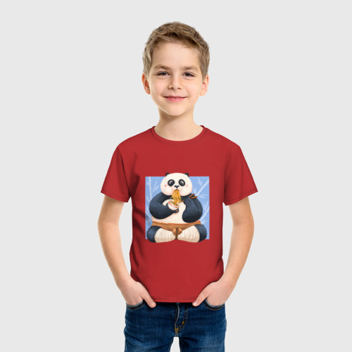 Детская футболка хлопок с принтом Kung Fu Panda ест рамен, фото на моделе #1
