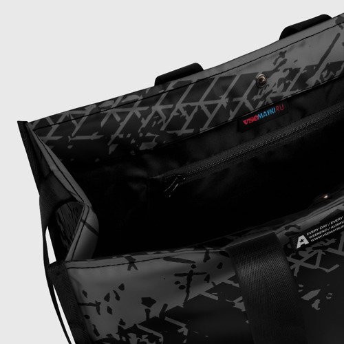 Сумка-шоппер 3D с принтом Volvo speed на темном фоне со следами шин: надпись и символ, вид сбоку #3