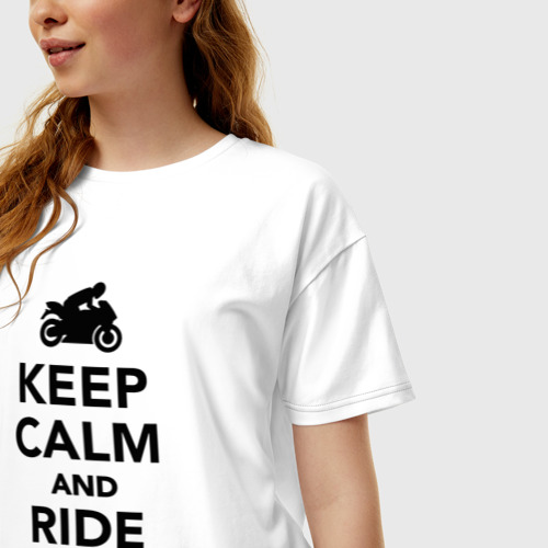 Женская футболка хлопок Oversize с принтом Keep calm and ride on, фото на моделе #1