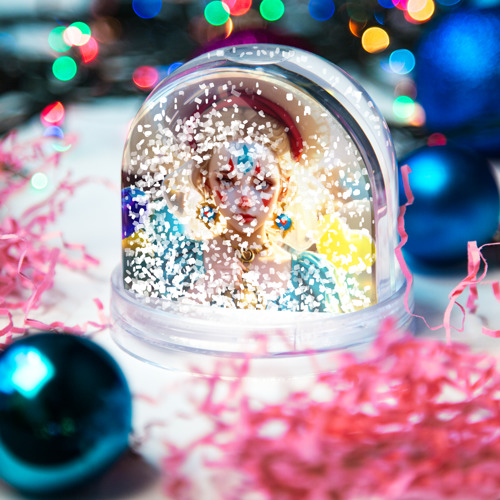 Игрушка Снежный шар Девушка арлекин с воздушными шарами-сердцами - фото 4