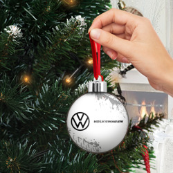 Ёлочный шар Volkswagen Speed на светлом фоне со следами шин: надпись и символ - фото 2