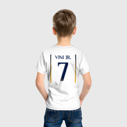 Футболка с принтом Винисиус Жуниор ФК Реал Мадрид форма 23-24 домашняя для ребенка, вид на модели сзади №2. Цвет основы: белый