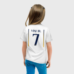 Футболка с принтом Винисиус Жуниор ФК Реал Мадрид форма 23-24 домашняя для ребенка, вид на модели сзади №3. Цвет основы: белый