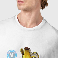 Футболка с принтом Банан с В-баксами Фортнайт для мужчины, вид на модели спереди №4. Цвет основы: белый
