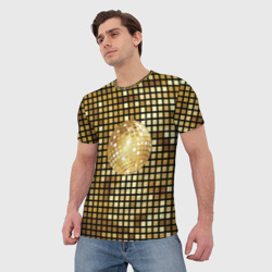 Футболка с принтом Золотой диско шар и золотая мозаика для мужчины, вид на модели спереди №2. Цвет основы: белый