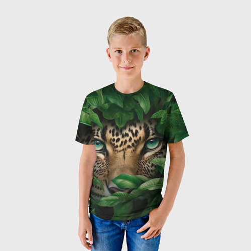 Детская футболка 3D с принтом Леопард выглядывает из кустов, фото на моделе #1