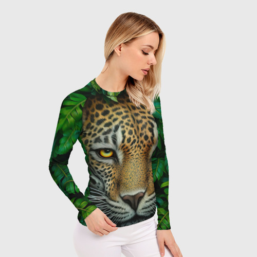 Женский рашгард 3D с принтом Леопард в джунглях выглядывает из кустов, фото на моделе #1
