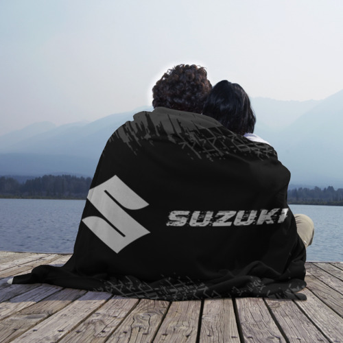 Плед 3D Suzuki Speed на темном фоне со следами шин: надпись и символ, цвет 3D (велсофт) - фото 3