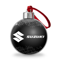 Ёлочный шар Suzuki Speed на темном фоне со следами шин: надпись и символ