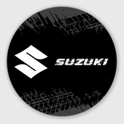 Круглый коврик для мышки Suzuki Speed на темном фоне со следами шин: надпись и символ