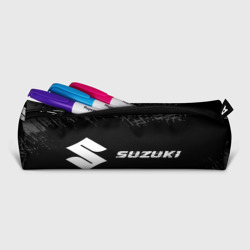 Пенал школьный 3D Suzuki Speed на темном фоне со следами шин: надпись и символ - фото 2