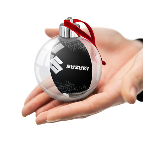Ёлочный шар Suzuki Speed на темном фоне со следами шин: надпись и символ - фото 2